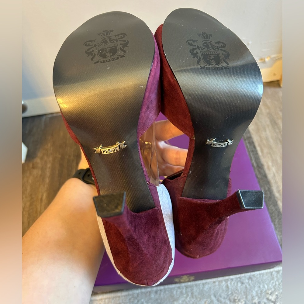 New In Box Fergie size 8 Lavish Burgundy Suede Women's Heels - Picture 2 of 5